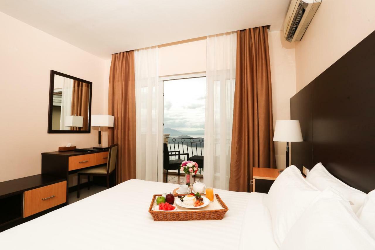 The Lake Hotel Tagaytay Тагайтай Экстерьер фото