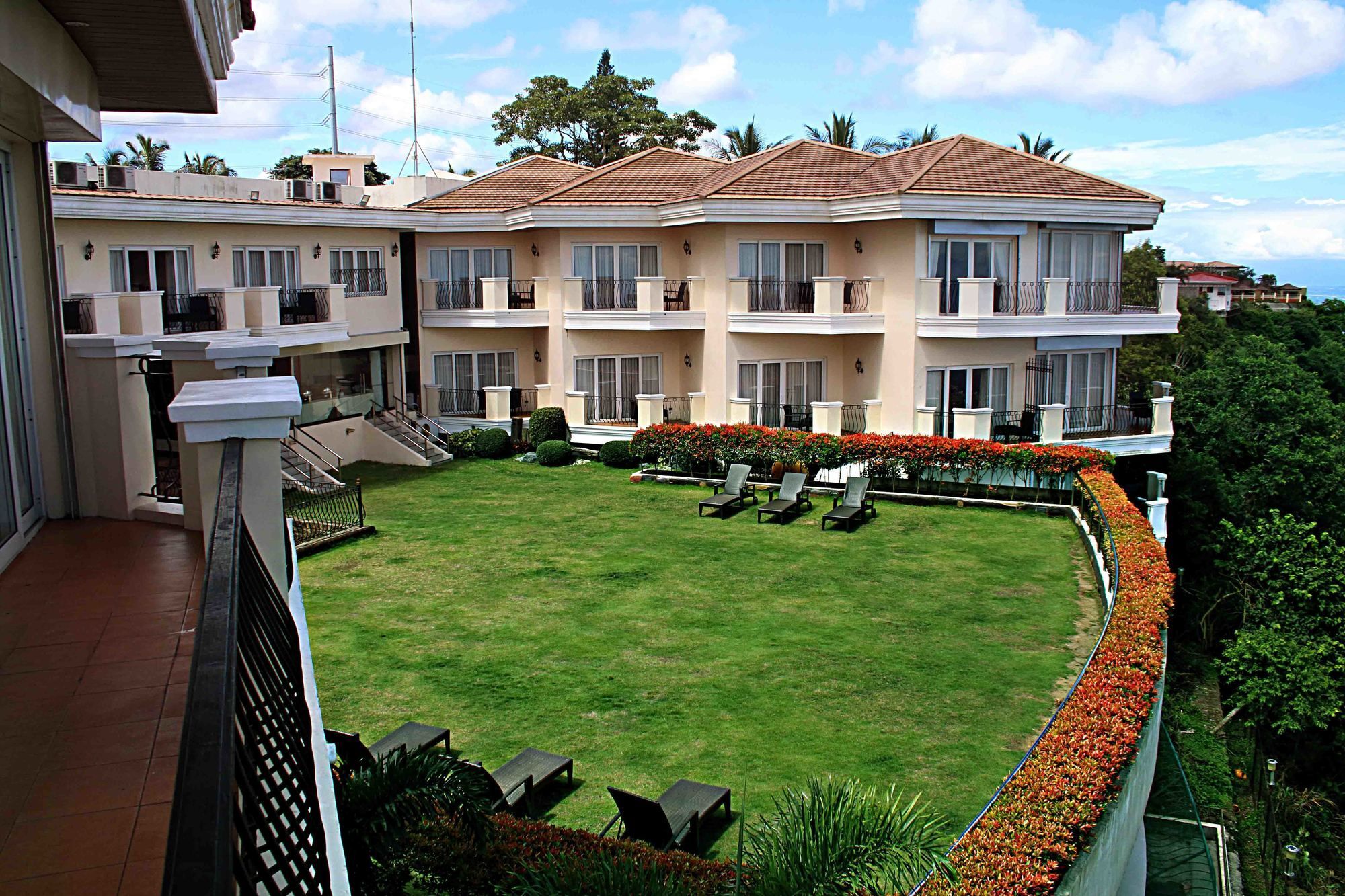 The Lake Hotel Tagaytay Тагайтай Экстерьер фото